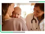 Żywienie niemowląt – o czym się nie mówi? niemowlę na rękach opiekunki oraz pracownik ochrony zdrowia