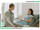 Jak mówić o mikrobiocie w sposób przystępny i zrozumiały dla pacjenta? Lekarka rozmawia z ciężarną kobietą w szpitalu