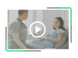 Lekarka rozmawia z ciężarną kobietą w szpitalu