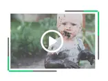 Dziecko ubrudzone błotem siedzące w ogrodzie