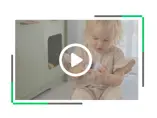 Dziecko trzymające zabawkę