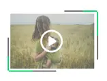 Mama trzyma dziecko w chuście.