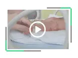 wcześniak w inkubatorze trzymany za rączkę przez opiekuna