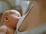 Rola modyfikacji mikrobioty w zapobieganiu chorobom alergicznym i ich leczeniu dziecko karmione piersią na rękach mamy z wysypką na policzku