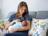 Substancje bioaktywne wzmacniające odporność i wpływające na rozwój mikrobioty w pokarmie kobiecym oraz w mlekach modyfikowanych Mama karmiąca dziecko piersią