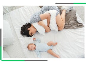 mama z dzieckiem na łóżku w sypialnie