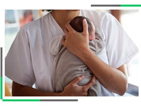 niemowlę na rękach pracownika ochrony zdrowia