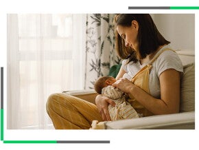 mama karmiąca piersią swoje dziecko