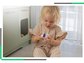 Dziecko trzymające zabawkę