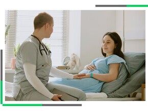 Lekarka rozmawia z ciężarną kobietą w szpitalu