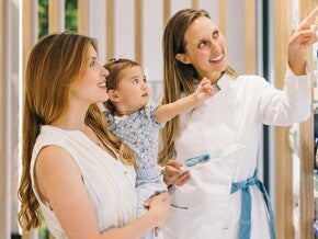 Mama z niemowlęciem w aptece