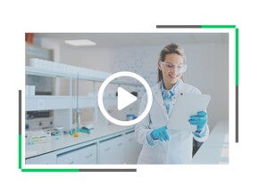 Naukowczyni w okularach ochronnych stoi w nowoczesnym laboratorium medycznym