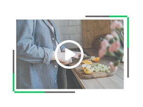 Kobieta w ciąży kroi świeże owoce i warzywa na drewnianej desce w kuchni - zdrowe odżywianie mamy w ciąży