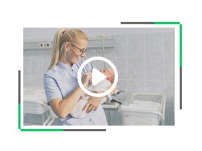 Położna trzyma noworodka na oddziale neonatologicznym – pierwsze miesiące życia jako kluczowe okno możliwości dla zdrowia i rozwoju niemowlęcia