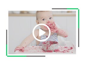 Niemowlę w trakcie posiłku, ilustracja do nagrania edukacyjnego o funkcjonowaniu układu pokarmowego niemowląt