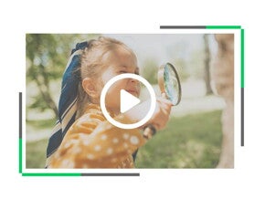 Mała dziewczynka patrzy przez szkło powiększające