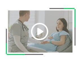 Lekarka rozmawia z ciężarną kobietą w szpitalu