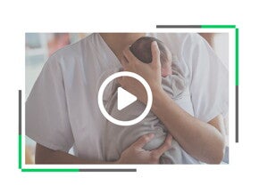 niemowlę na rękach pracownika ochrony zdrowia