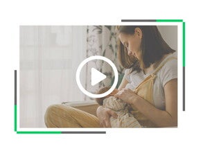 mama karmiąca piersią swoje dziecko