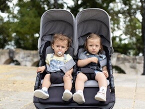 Bliźniaczki na wózku na spacerze