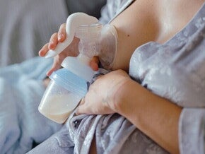 kobieta odciągająca pokarm laktatorem 