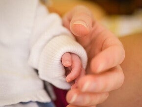 Dłoń dziecka w dłoni ojca