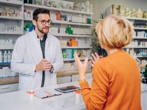 Farmaceuta w trakcie rozmowy z pacjentką