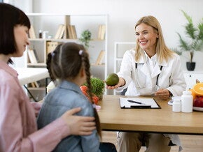 opiekunka z dzieckiem w trakcie konsultacji dietetycznej 