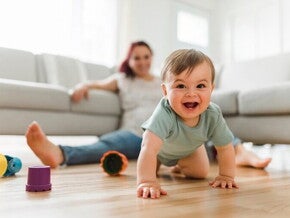 uśmiechnięte raczkujące dziecko na podłodze 