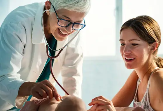 Główny baner strony internetowej Baby&Me Medical - dziecko badane przez pediatrę w obecności rodzica