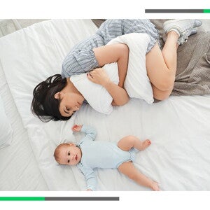 mama z dzieckiem na łóżku w sypialnie
