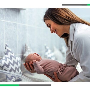 niemowlę na rękach u lekarza