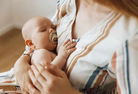Pozorny a rzeczywisty niedobór pokarmu Małe dziecko u mamy na rękach