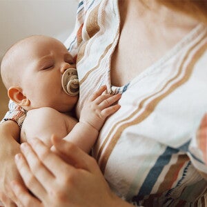 Małe dziecko u mamy na rękach