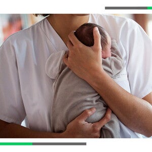 niemowlę na rękach pracownika ochrony zdrowia