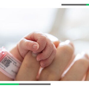 wcześniak ściska paluszek opiekuna