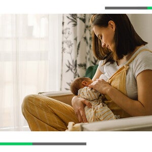 mama karmiąca piersią swoje dziecko