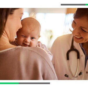 niemowlę na rękach opiekunki oraz pracownik ochrony zdrowia