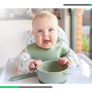 Niemowlę siedzące na krzesełku do karmienia z miseczką przed nim