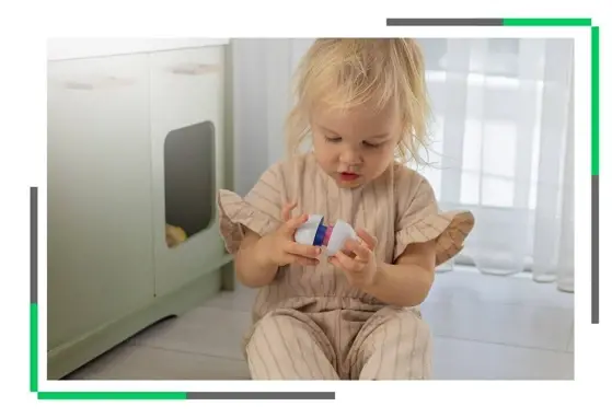 Synergiczne działanie prebiotyków (HMO) i probiotyków (Bifidobacterium infantis) Co wiemy, a co wymaga badań Dziecko trzymające zabawkę