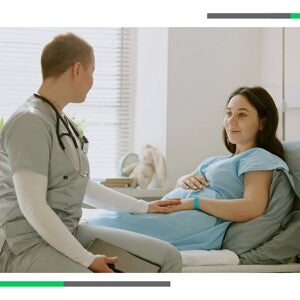 Lekarka rozmawia z ciężarną kobietą w szpitalu