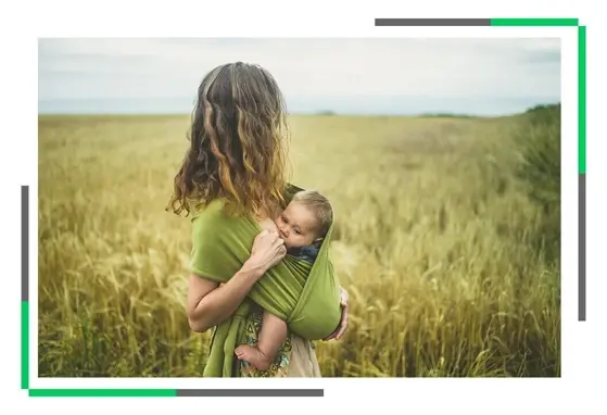 Odkrywamy tajemnice mleka kobiecego Mama trzyma dziecko w chuście.