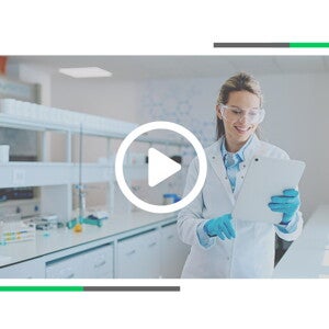 Naukowczyni w okularach ochronnych stoi w nowoczesnym laboratorium medycznym