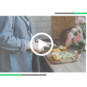 Kobieta w ciąży kroi świeże owoce i warzywa na drewnianej desce w kuchni - zdrowe odżywianie mamy w ciąży