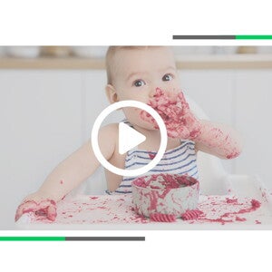 Niemowlę w trakcie posiłku, ilustracja do nagrania edukacyjnego o funkcjonowaniu układu pokarmowego niemowląt