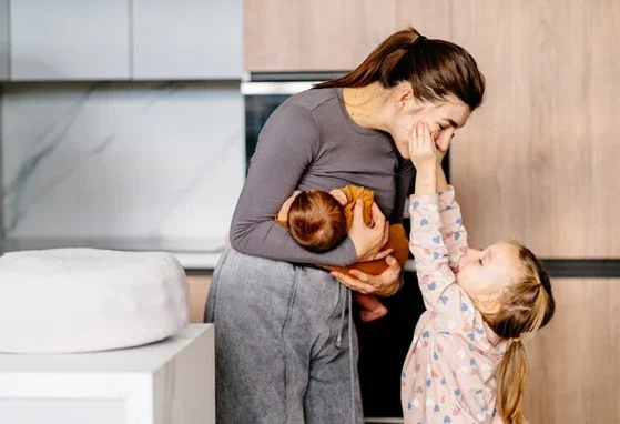 bliźniaczki na wózku na spacerze