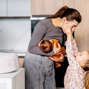 bliźniaczki na wózku na spacerze