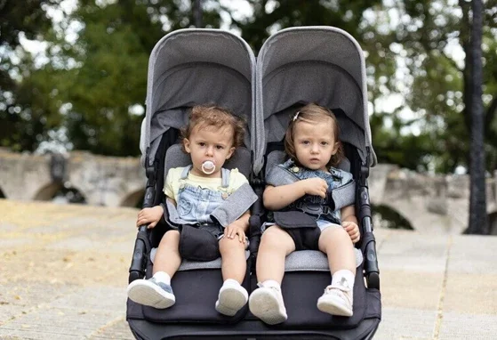 Bliźniaczki na wózku na spacerze