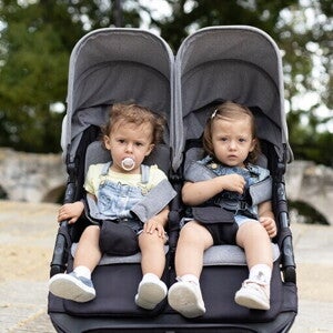 Bliźniaczki na wózku na spacerze