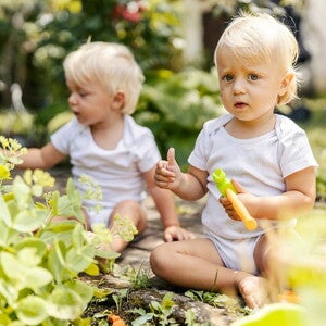 Dzieci siedzą na podwórku i bawią się